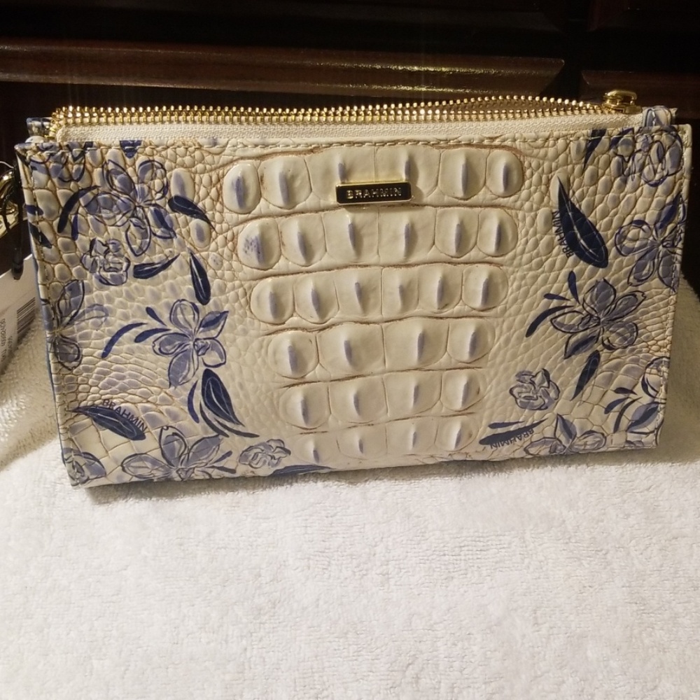 NWT Brahmin Daisy Indigo Palminto Wristlet.🌻🌻🌻